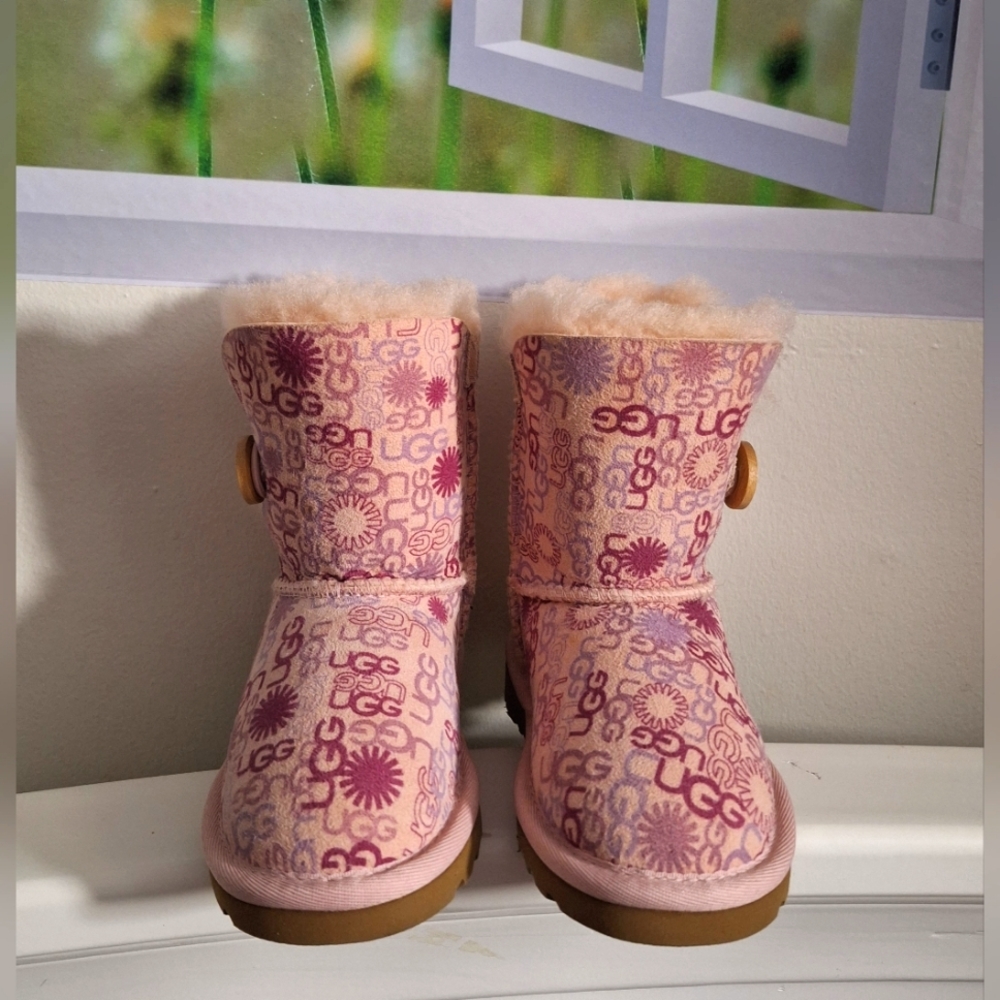 UGG BAILEY BUTTON PINK NOVELTY LOGO BOOTS. Size 7c.